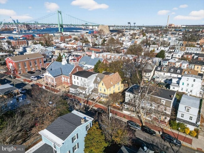 Building Photo - 325 Monmouth St