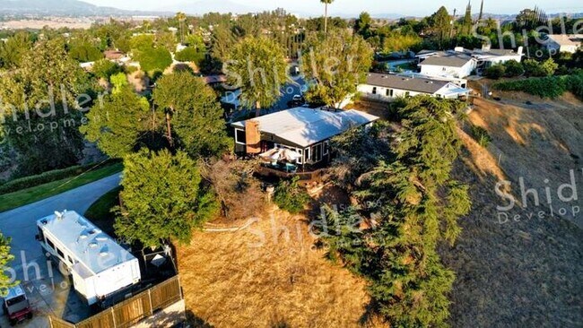 Building Photo - The Bridge House - 2 Bed 1 Bath with Uncompromising Views