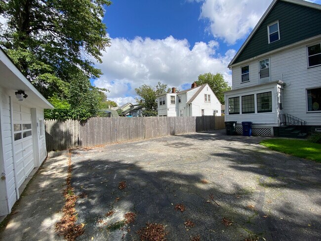 Building Photo - 1520 Maple Rd