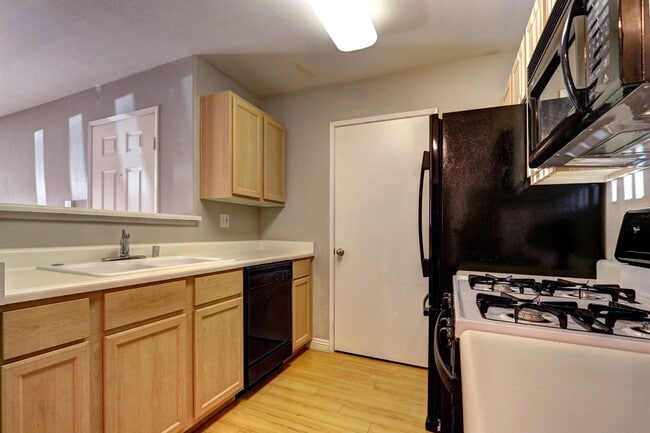 Building Photo - 950 Seven Hills Dr