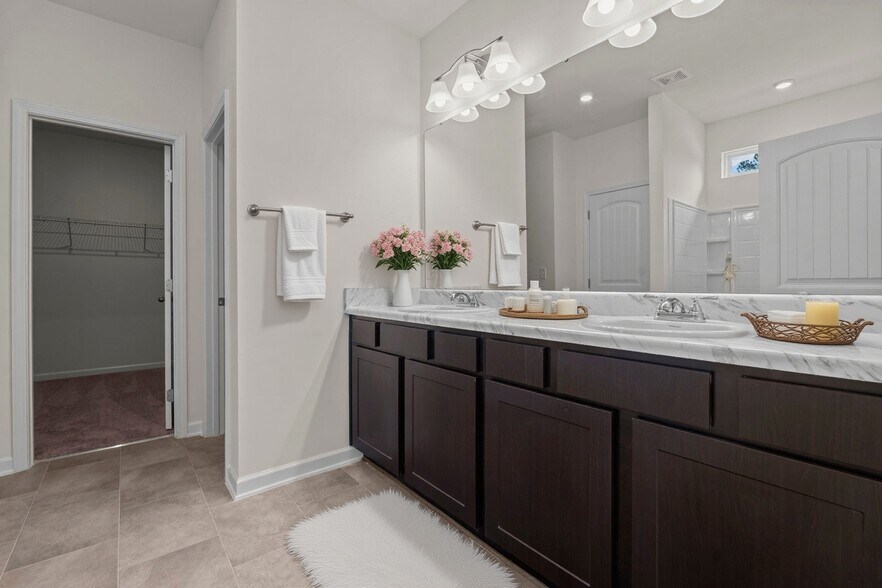 Building Photo - 827 Biltmore Dr