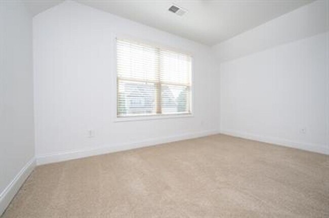 Building Photo - Stunning 4/3 Available Now!
