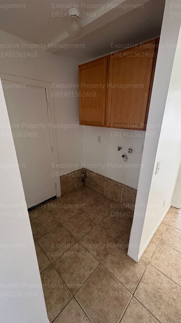Building Photo - 4 bedroom 2 bathroom house in East Bakersfield near park and schools.