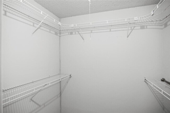 Building Photo - 6635 Valleyside Rd