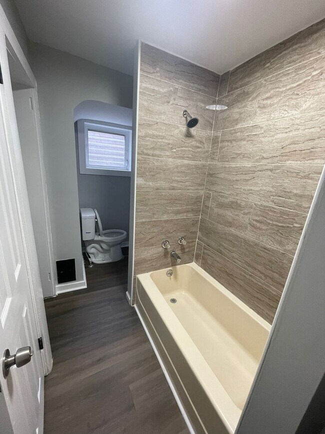 Building Photo - Two bedroom apartment one bathroom