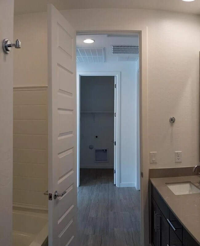 Building Photo - 2250 E Kelly Dr