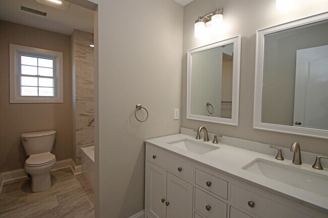Building Photo - 2060 Willow Hill Dr