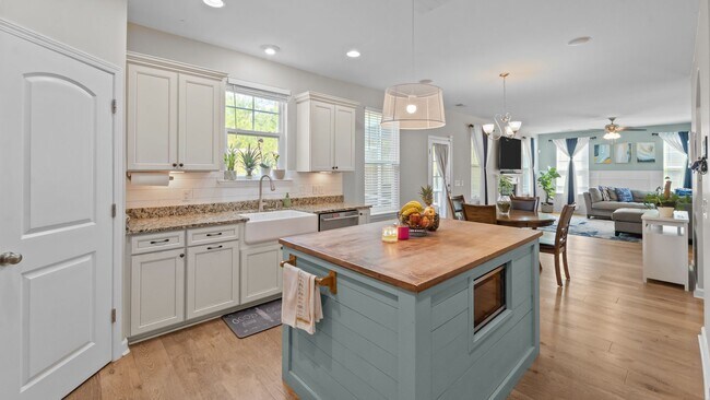 Building Photo - Beautifully Upgraded Home with Outdoor Fire Pit and Fenced Backyard in Buckhead East