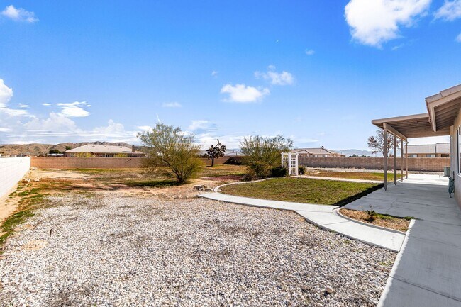 Building Photo - Stunning and Beautifully Spacious Home