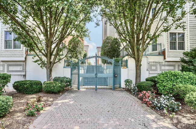 Building Photo - 340 THE Prom