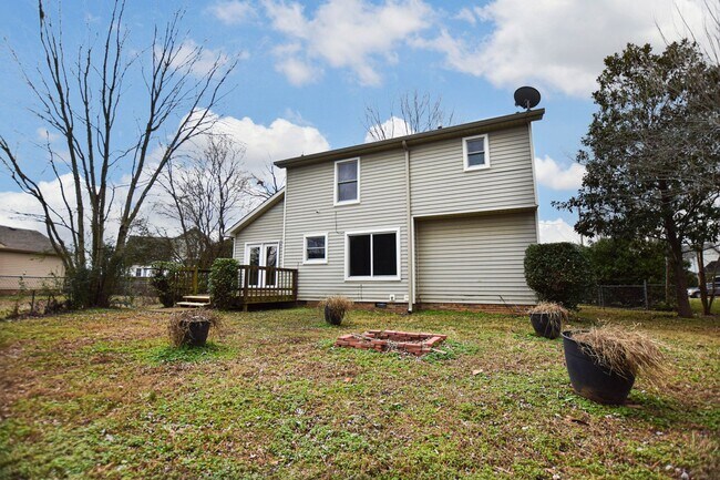 Building Photo - Pet Friendly Three Bedroom!