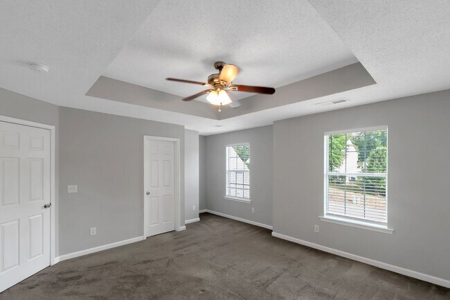 Building Photo - 4 Bedroom 3 bath Gorgeous Home
