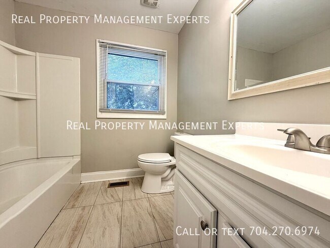 Building Photo - 3930 Carlyle Dr