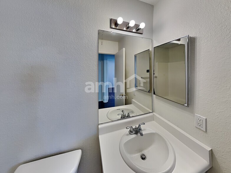 Building Photo - 10633 W Piccadilly Rd