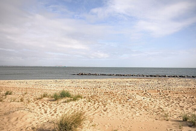 Building Photo - Call Sabrina at 757-767-0767 to schedule a tour!