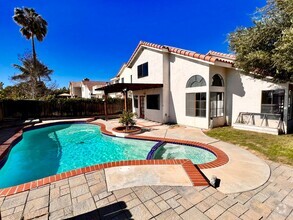 Building Photo - Beautiful 3BD/2.5BA with a pool and a view!