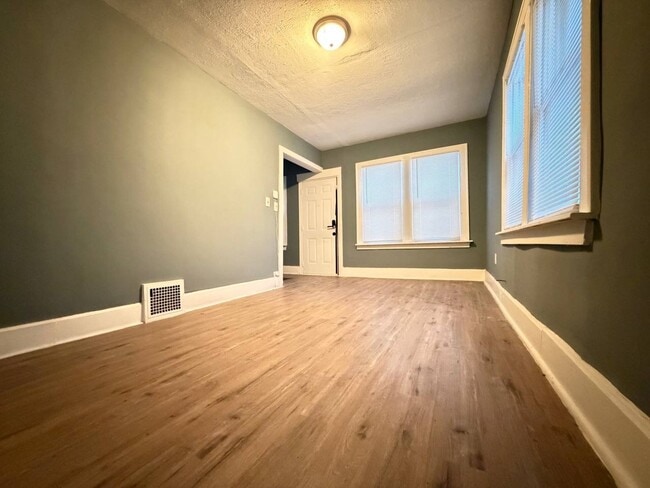 Building Photo - 3BR Single-Family Home with Basement & Off-Street Parking