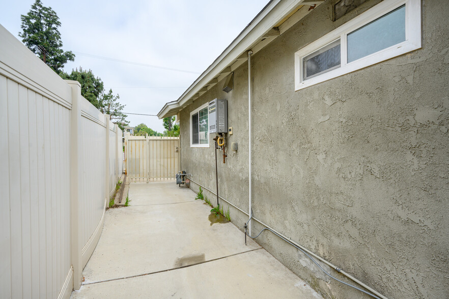 Building Photo - 16132 Chatsworth St