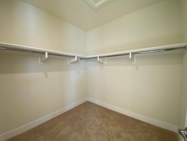 Building Photo - ALMOST NEW, SUPER CLEAN 2 BED, 2.5 BATHS, ...