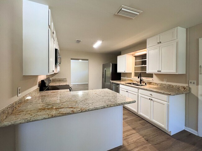 Building Photo - RECENTLY UPDATED 4/2 House with in Pine Estates - Available August