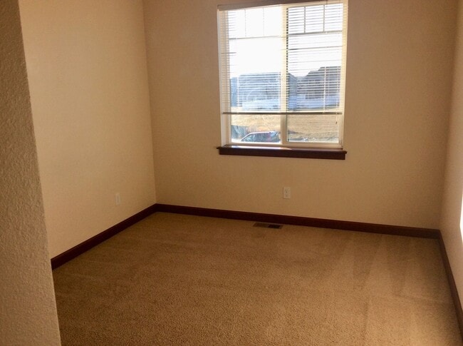 Building Photo - 4 bedroom, 3 bath Town home