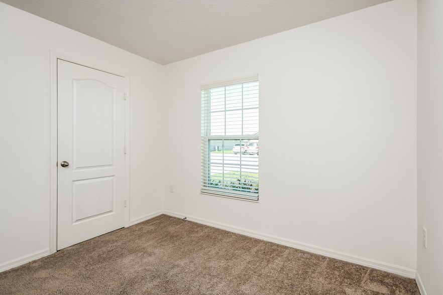 Building Photo - 1635 Swan Lake Cir