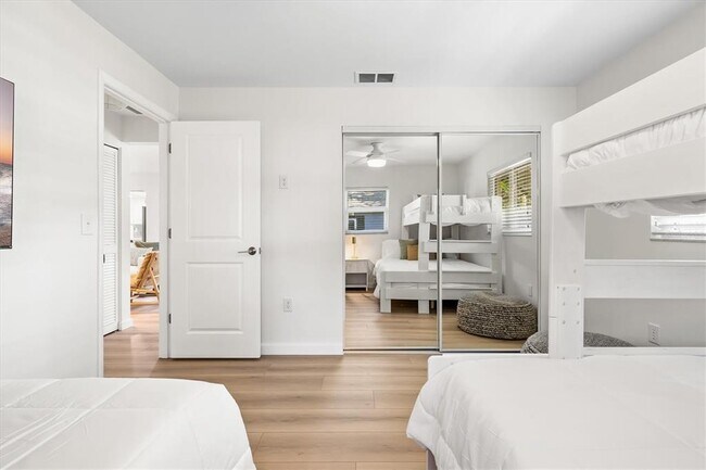 Building Photo - 2641 Hyde Park St