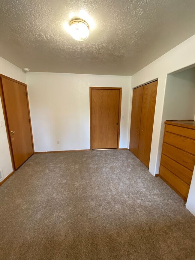 Building Photo - Spacious 3-bedroom/1 bath duplex in Albany!