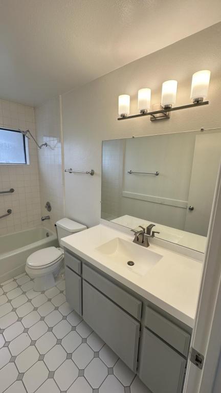 Building Photo - 2424 Santa Ana Ave