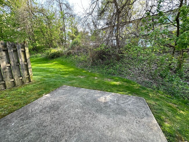 Building Photo - Wonderful Two Bedroom Townhouse in Plum! P...