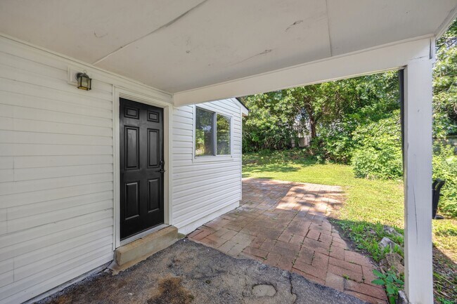 Building Photo - 609 N Elm Ave