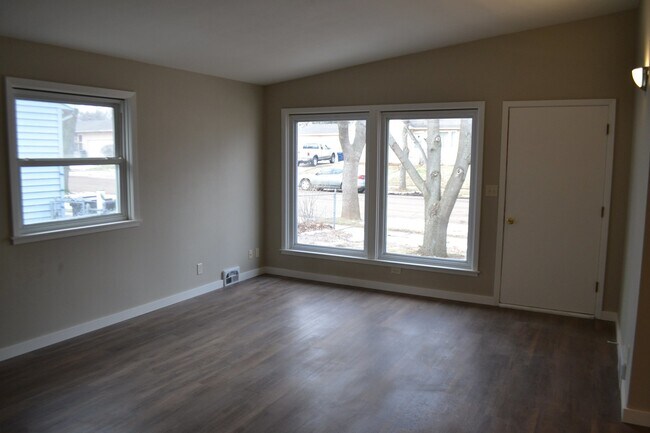Building Photo - Ranch level home in great neighborhood! 2 ...