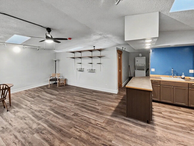 Building Photo - 9330 Emerald Dr