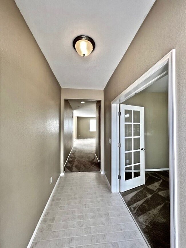 Building Photo - FABULOUS 4 BEDROOM HOME IN EASTVIEW ESTATES!!