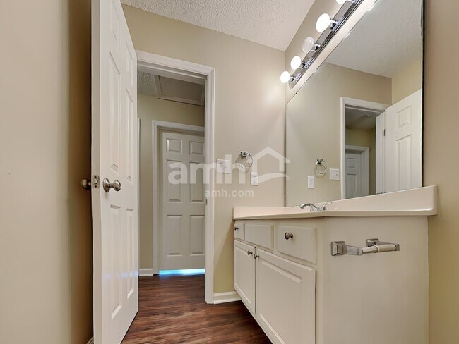 Building Photo - 55 Old Tree Ct