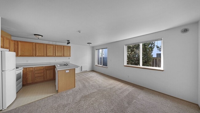 Building Photo - 434 S Oak Harbor St