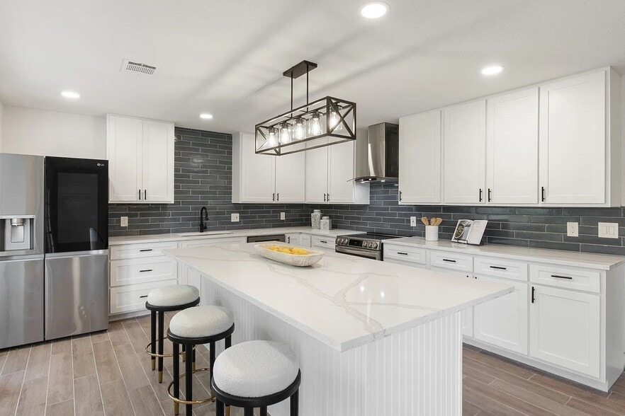 Primary Photo - 123 E Brandon