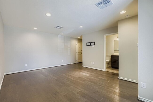 Building Photo - 1213 Highknoll Ln
