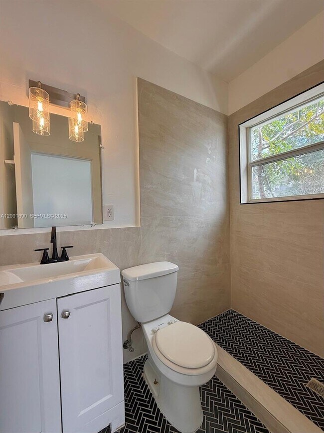 Building Photo - 12906 NE 6th Ave