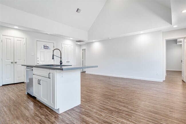 Building Photo - 3426 Tuam St