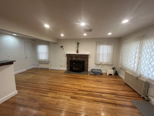 Building Photo - 44 Carroll Ave