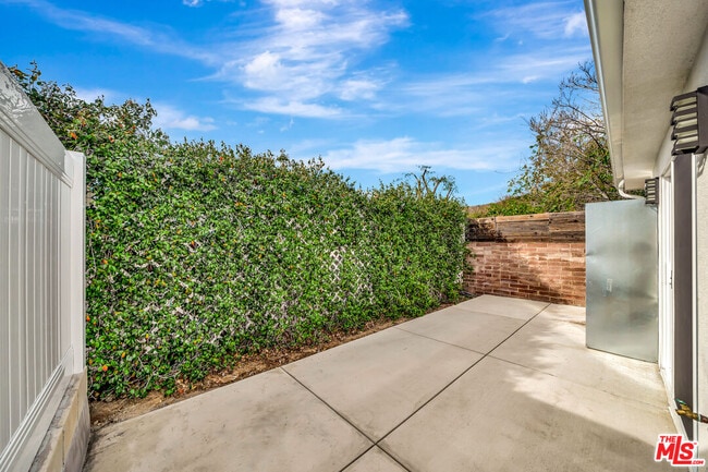 Building Photo - 10953 Whitegate Ave