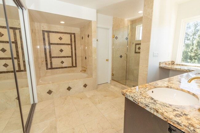 Building Photo - 4 Bedroom / 3 Bathroom Home With Panoramic...