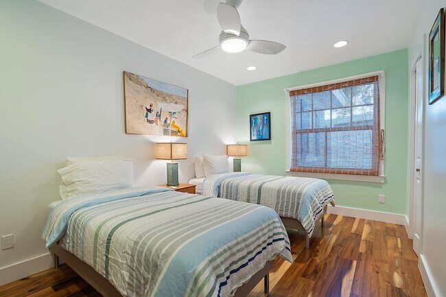 Building Photo - 461 Jupiter Ln