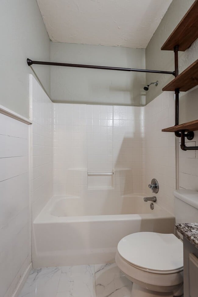 Building Photo - 1605 Silver Oak Dr