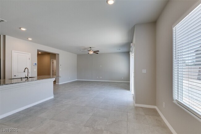 Building Photo - 945 Willow Berry Ave