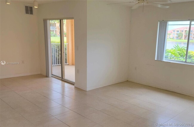 Building Photo - 261 SW Palm Dr