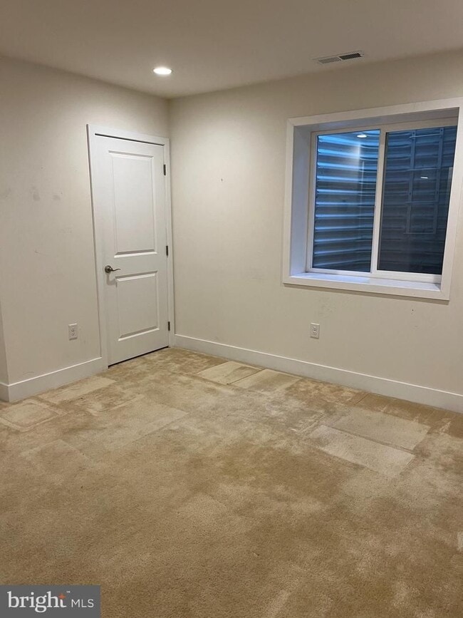 Building Photo - 805 Lakeview Ct