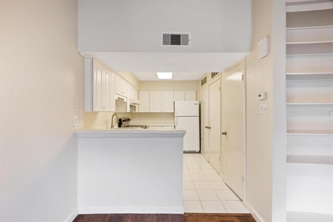 Building Photo - 10555 Turtlewood Ct