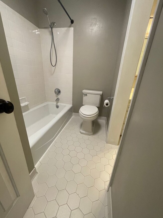 Building Photo - Spacious 4 Bedroom near Guilford College